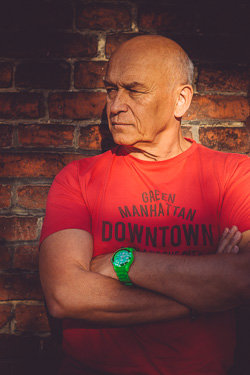 Portret Andrzeja Pągowskiego na tle ceglanej ścianie - profil