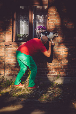 Andrzej Pągowski fotografujący kota