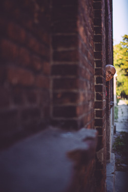 Wychylający się Andrzej Pągowski zza węgła